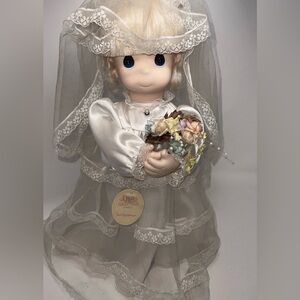 Precious Moments Bride Wedding Dress Blonde Blue Eye 16” Jessi Doll w/doll stand